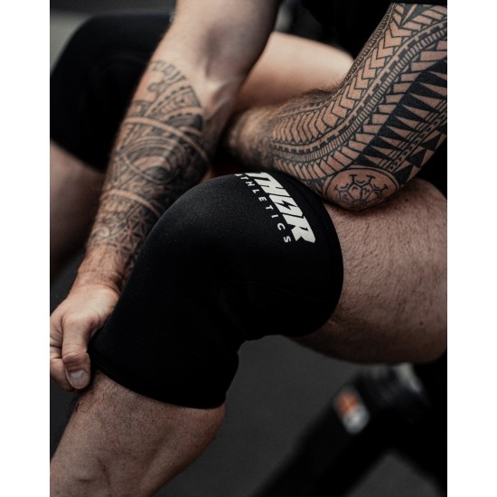 Thor Athletics Knee Sleeves 7mm Neopreen Zwart/Rood Verbeter je prestaties met de Knee Sleeves van Thor Athletics. Ondersteuning, veiligheid voor gewrichten en hoogwaardige kwaliteit.