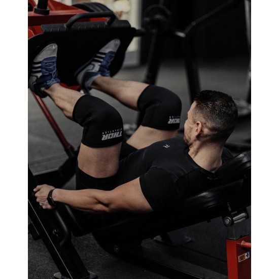 Thor Athletics Knee Sleeves 7mm Neopreen Zwart/Rood Verbeter je prestaties met de Knee Sleeves van Thor Athletics. Ondersteuning, veiligheid voor gewrichten en hoogwaardige kwaliteit.