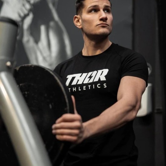 Thor Athletics Unisex Divinity T-Shirt met helm detail Comfortabel en ademend shirt van Thor Athletics, gemaakt van 95% katoen met perfecte stretch. Beschikbaar in zwart en rood.