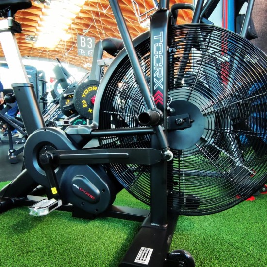 Toorx Fitness BRX-AIR-CROSS Airbike met 7 radiale schoepen Professionele Toorx Fitness BRX-AIR-CROSS Airbike met luchtweerstand, intervalprogramma's en een gebruiksvriendelijk LCD-scherm.