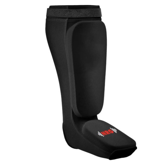 NRG SI MMA Scheenbeschermers met Supremo-Shock Foam™ en Carbon fiber fabric Optimaliseer je bescherming met de NRG SI MMA Scheenbeschermers. Ideaal voor MMA, kickboksen en thaiboksen, met geweldige schokabsorptie en ademend vermogen.