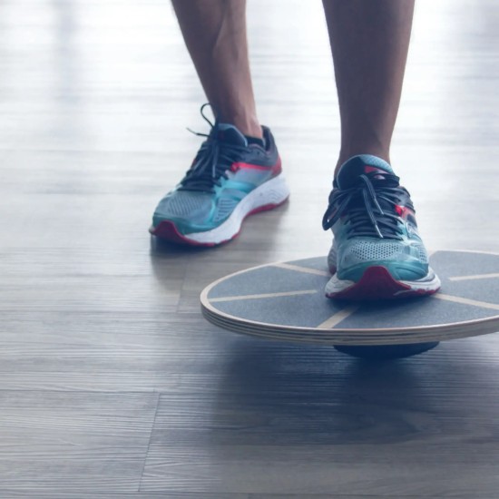 Toorx Fitness Balance Board Hout - Verbeter Je Balans en Core Verbeter je balans en kernkracht met het Toorx Fitness Houten Balance Board. Duurzaam, veelzijdig en perfect voor verschillende oefeningen.