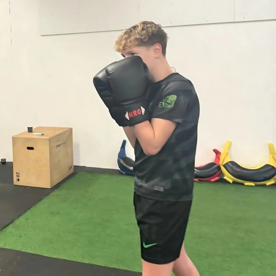 NRG Bokshandschoenen Sparring - Hoogwaardige Bescherming en Comfort Verhoog je boks prestaties met NRG Bokshandschoenen. Voorzien van meerdere lagen demping en Taka-sluitsysteem voor optimale pasvorm en veiligheid.