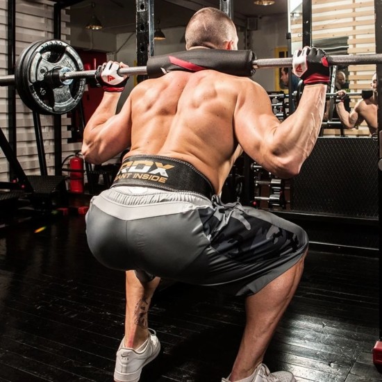 RDX Gym Lederen Gewichtenhef Riem - Suède Rundleer, Brede Dekking Ervaar krachtige ondersteuning met de RDX gewichtheffende riem van suède rundleer. Perfect voor comfort en prestaties tijdens je training.