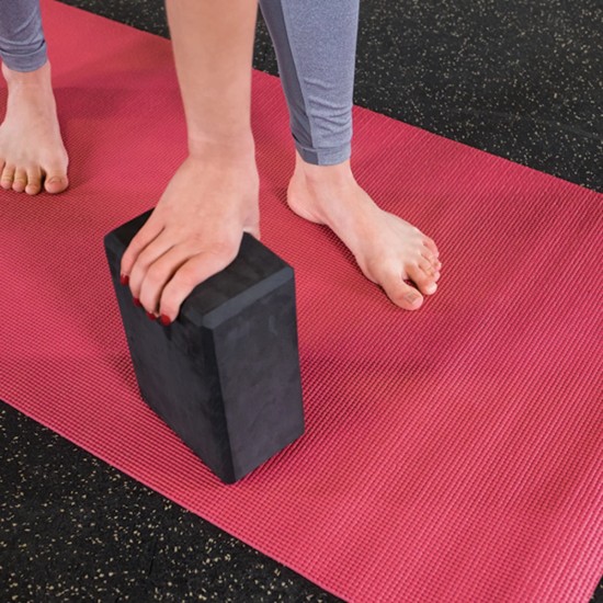 Lichtgewicht yoga blok van Body-Solid, biedt extra stabiliteit en ondersteuning voor comfortabeler en veiligere houdingen.